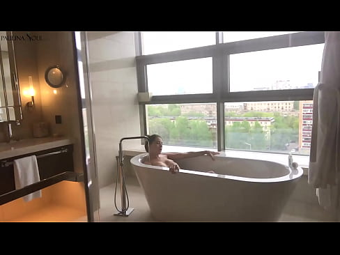 ❤️ Enorme babe die hartstochtelijk haar poesje aftrekt in de badkamer ️ Fucking video at us ❌️ ❌️❤