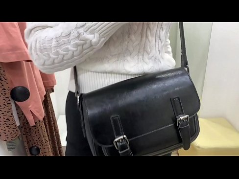 ❤️ Publiekelijke masturbatie van jonge teef FeralBerry met een dildo in de paskamer ️ Fucking video at us ❌️ ❌️❤